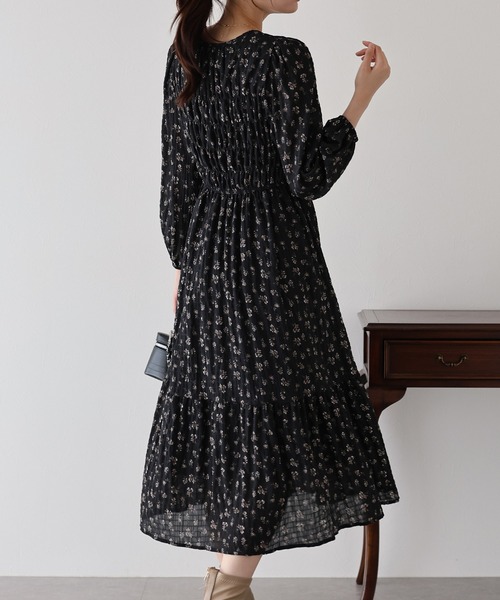 BLUEEAST(ブルーイースト)の「花柄シャーリングワンピース(ワンピース・レディース・ブラック/アイボリー・MEDIUM)」の20枚目の写真