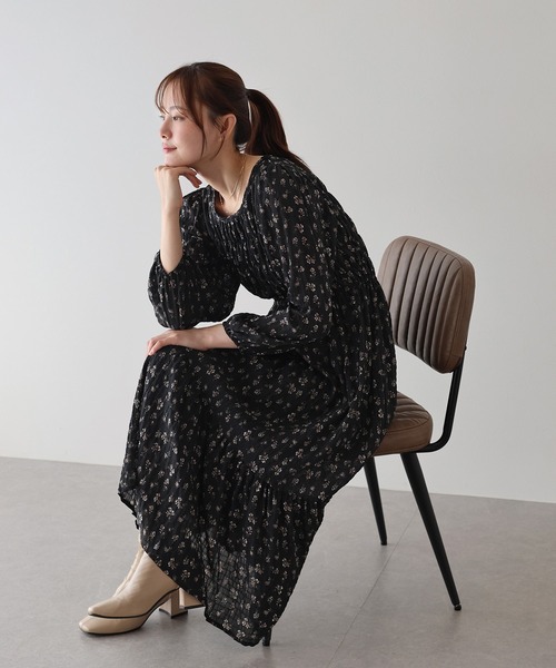 BLUEEAST(ブルーイースト)の「花柄シャーリングワンピース(ワンピース・レディース・ブラック/アイボリー・MEDIUM)」の18枚目の写真