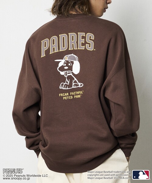 FREAK'S STORE(フリークスストア)の「限定展開 MLB×PEANUTS 別注 ビッグシルエット バックプリント クルーネックスウェット/PADRES(スウェット・メンズ・スミクロ/ブラウン/アッシュグレー・SMALL/MEDIUM/LARGE)」の1枚目の写真