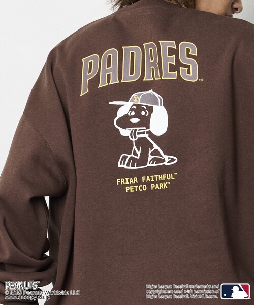 FREAK'S STORE(フリークスストア)の「限定展開 MLB×PEANUTS 別注 ビッグシルエット バックプリント クルーネックスウェット/PADRES(スウェット・メンズ・スミクロ/ブラウン/アッシュグレー・SMALL/MEDIUM/LARGE)」の4枚目の写真