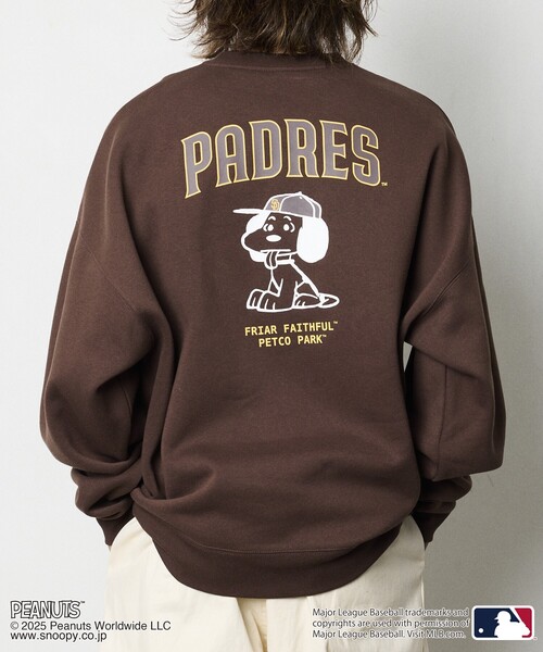 FREAK'S STORE(フリークスストア)の「限定展開 MLB×PEANUTS 別注 ビッグシルエット バックプリント クルーネックスウェット/PADRES(スウェット・メンズ・スミクロ/ブラウン/アッシュグレー・SMALL/MEDIUM/LARGE)」の5枚目の写真
