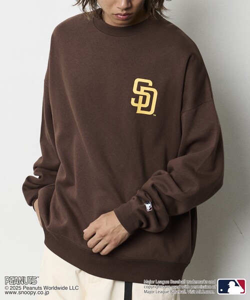 FREAK'S STORE(フリークスストア)の「限定展開 MLB×PEANUTS 別注 ビッグシルエット バックプリント クルーネックスウェット/PADRES(スウェット・メンズ・スミクロ/ブラウン/アッシュグレー・SMALL/MEDIUM/LARGE)」の6枚目の写真