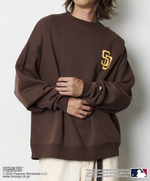 FREAK'S STORE(フリークスストア)の「限定展開 MLB×PEANUTS 別注 ビッグシルエット バックプリント クルーネックスウェット/PADRES(スウェット・メンズ・スミクロ/ブラウン/アッシュグレー・SMALL/MEDIUM/LARGE)」の7枚目の写真