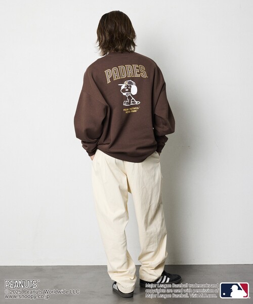 FREAK'S STORE(フリークスストア)の「限定展開 MLB×PEANUTS 別注 ビッグシルエット バックプリント クルーネックスウェット/PADRES(スウェット・メンズ・スミクロ/ブラウン/アッシュグレー・SMALL/MEDIUM/LARGE)」の8枚目の写真