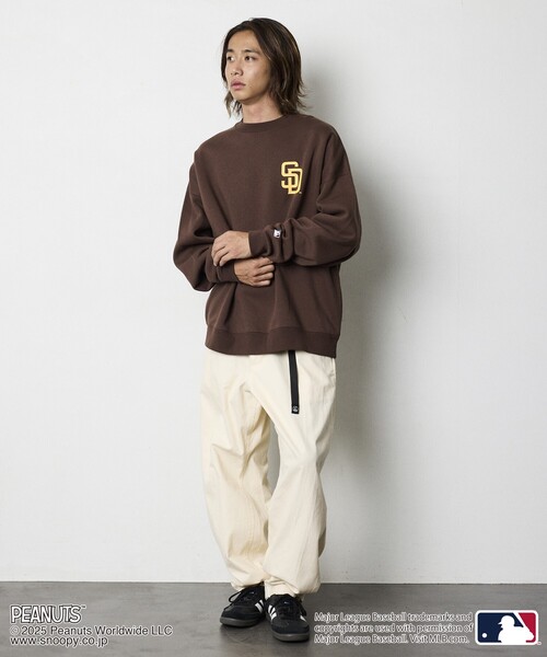 FREAK'S STORE(フリークスストア)の「限定展開 MLB×PEANUTS 別注 ビッグシルエット バックプリント クルーネックスウェット/PADRES(スウェット・メンズ・スミクロ/ブラウン/アッシュグレー・SMALL/MEDIUM/LARGE)」の10枚目の写真