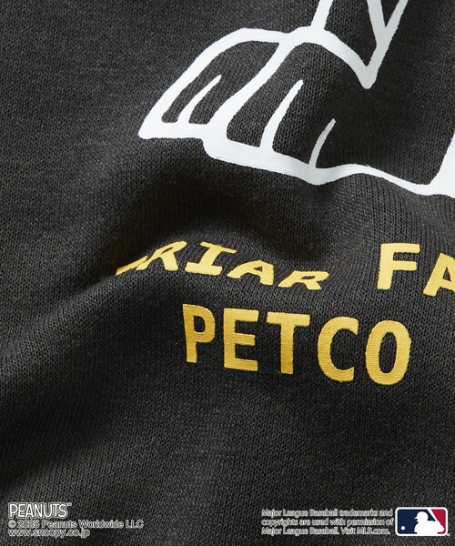 FREAK'S STORE(フリークスストア)の「限定展開 MLB×PEANUTS 別注 ビッグシルエット バックプリント クルーネックスウェット/PADRES(スウェット・メンズ・スミクロ/ブラウン/アッシュグレー・SMALL/MEDIUM/LARGE)」の14枚目の写真