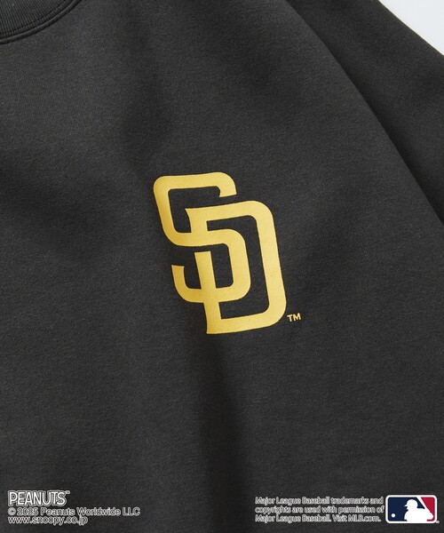 FREAK'S STORE(フリークスストア)の「限定展開 MLB×PEANUTS 別注 ビッグシルエット バックプリント クルーネックスウェット/PADRES(スウェット・メンズ・スミクロ/ブラウン/アッシュグレー・SMALL/MEDIUM/LARGE)」の16枚目の写真