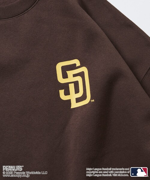 FREAK'S STORE(フリークスストア)の「限定展開 MLB×PEANUTS 別注 ビッグシルエット バックプリント クルーネックスウェット/PADRES(スウェット・メンズ・スミクロ/ブラウン/アッシュグレー・SMALL/MEDIUM/LARGE)」の22枚目の写真
