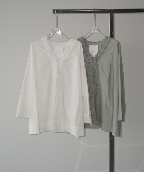 chuclla（チュクラ）の「フリルネック リラックスブラウス chw25a061（シャツ/ブラウス・レディース・スモーキーグリーン系/ホワイト・FREE）」の3枚目の写真