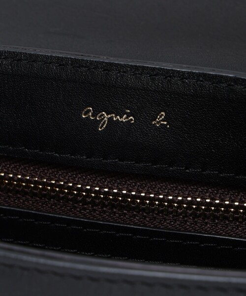 agnes b.（アニエスベー）の「レザー ミディアム ショルダーバッグ"Ingrid" ZAS04-01（ショルダーバッグ・レディース・ブラック・FREE）」の4枚目の写真
