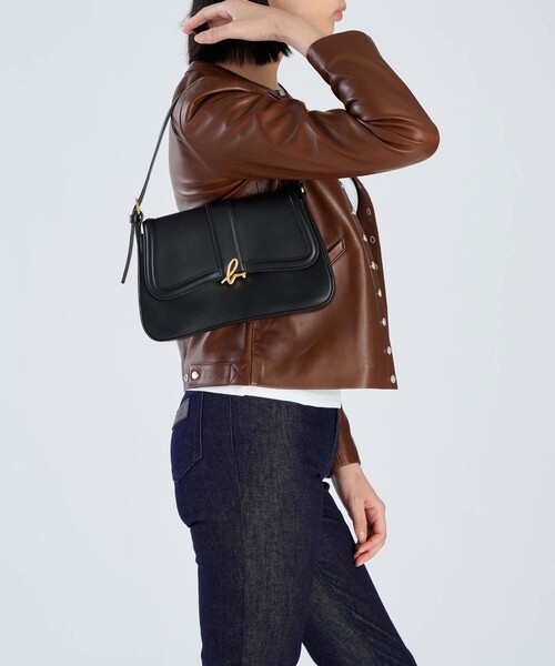 agnes b.（アニエスベー）の「レザー ミディアム ショルダーバッグ"Ingrid" ZAS04-01（ショルダーバッグ・レディース・ブラック・FREE）」の3枚目の写真