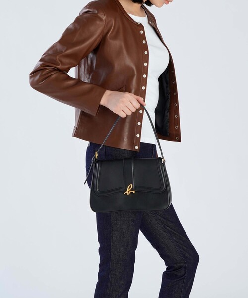 agnes b.（アニエスベー）の「レザー ミディアム ショルダーバッグ"Ingrid" ZAS04-01（ショルダーバッグ・レディース・ブラック・FREE）」の2枚目の写真