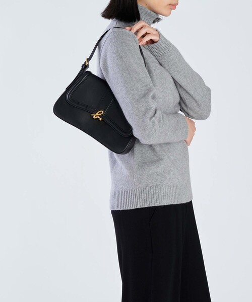 agnes b.（アニエスベー）の「レザー ミディアム ショルダーバッグ"Ingrid" ZAS04-01（ショルダーバッグ・レディース・ブラック・FREE）」の11枚目の写真