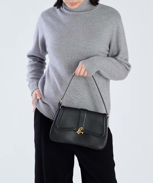 agnes b.（アニエスベー）の「レザー ミディアム ショルダーバッグ"Ingrid" ZAS04-01（ショルダーバッグ・レディース・ブラック・FREE）」の12枚目の写真