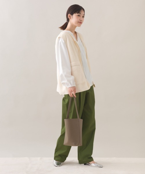 OMNES（オムネス）の「ボア深Vネックジップアップベスト（ベスト・レディース・オフホワイト/ブラック・FREE）」の3枚目の写真