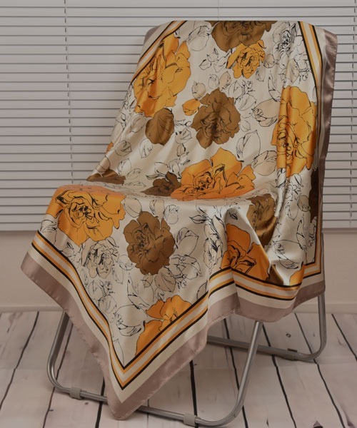 Mayree（メイリー）の「【resonance】花柄 コントラストカラー シック シルクタッチ 大判スカーフ【マルチウェイ】（バンダナ/スカーフ・レディース・ブルー系/イエロー系/ピンク系/オレンジ系・FREE）」の2枚目の写真