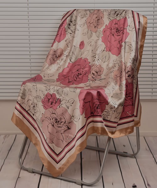 Mayree（メイリー）の「【resonance】花柄 コントラストカラー シック シルクタッチ 大判スカーフ【マルチウェイ】（バンダナ/スカーフ・レディース・ブルー系/イエロー系/ピンク系/オレンジ系・FREE）」の3枚目の写真