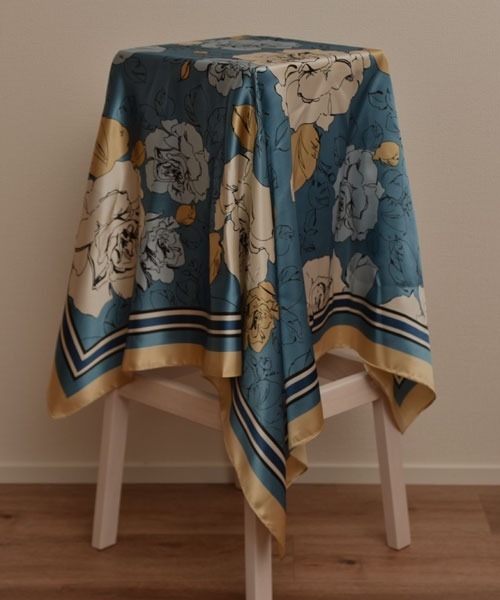 Mayree（メイリー）の「【resonance】花柄 コントラストカラー シック シルクタッチ 大判スカーフ【マルチウェイ】（バンダナ/スカーフ・レディース・ブルー系/イエロー系/ピンク系/オレンジ系・FREE）」の12枚目の写真