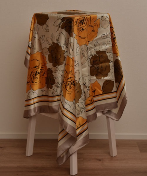 Mayree（メイリー）の「【resonance】花柄 コントラストカラー シック シルクタッチ 大判スカーフ【マルチウェイ】（バンダナ/スカーフ・レディース・ブルー系/イエロー系/ピンク系/オレンジ系・FREE）」の7枚目の写真