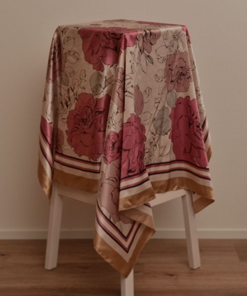 Mayree（メイリー）の「【resonance】花柄 コントラストカラー シック シルクタッチ 大判スカーフ【マルチウェイ】（バンダナ/スカーフ・レディース・ブルー系/イエロー系/ピンク系/オレンジ系・FREE）」の9枚目の写真