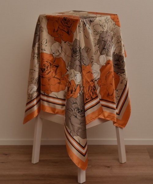 Mayree（メイリー）の「【resonance】花柄 コントラストカラー シック シルクタッチ 大判スカーフ【マルチウェイ】（バンダナ/スカーフ・レディース・ブルー系/イエロー系/ピンク系/オレンジ系・FREE）」の11枚目の写真