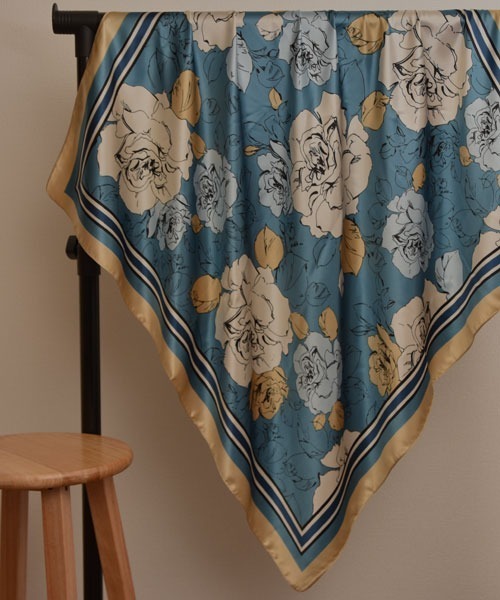 Mayree（メイリー）の「【resonance】花柄 コントラストカラー シック シルクタッチ 大判スカーフ【マルチウェイ】（バンダナ/スカーフ・レディース・ブルー系/イエロー系/ピンク系/オレンジ系・FREE）」の6枚目の写真