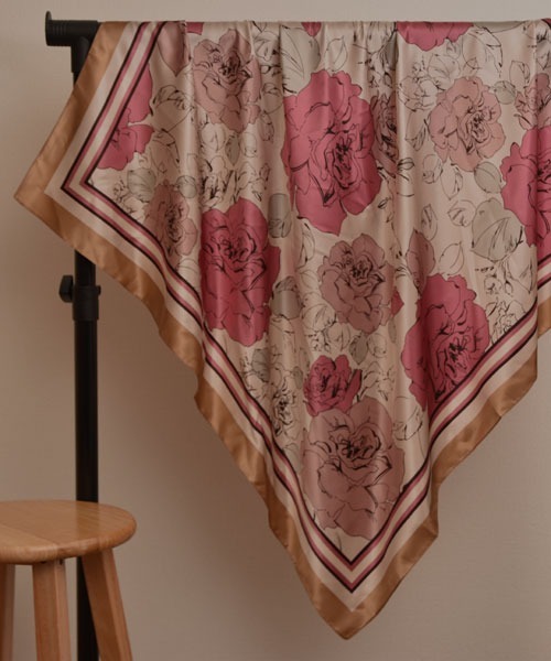 Mayree（メイリー）の「【resonance】花柄 コントラストカラー シック シルクタッチ 大判スカーフ【マルチウェイ】（バンダナ/スカーフ・レディース・ブルー系/イエロー系/ピンク系/オレンジ系・FREE）」の10枚目の写真