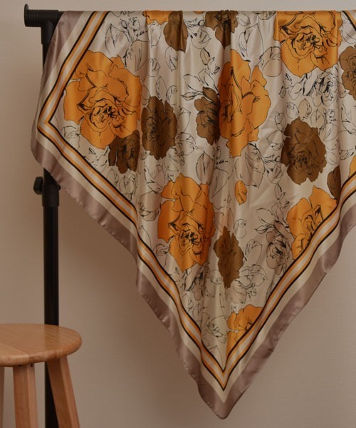 Mayree（メイリー）の「【resonance】花柄 コントラストカラー シック シルクタッチ 大判スカーフ【マルチウェイ】（バンダナ/スカーフ・レディース・ブルー系/イエロー系/ピンク系/オレンジ系・FREE）」の8枚目の写真