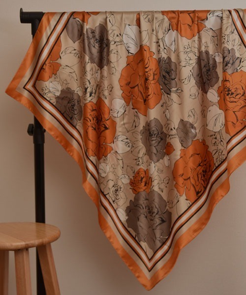 Mayree（メイリー）の「【resonance】花柄 コントラストカラー シック シルクタッチ 大判スカーフ【マルチウェイ】（バンダナ/スカーフ・レディース・ブルー系/イエロー系/ピンク系/オレンジ系・FREE）」の5枚目の写真