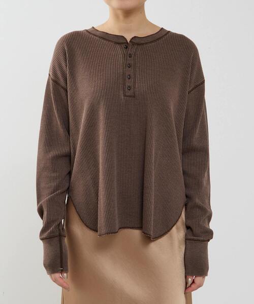 SOFFITTO(ソフィット)の「ヘンリーネックプルオーバー(Tシャツ/カットソー・レディース・オフホワイト/ブラウン/ブラック・FREE)」の3枚目の写真