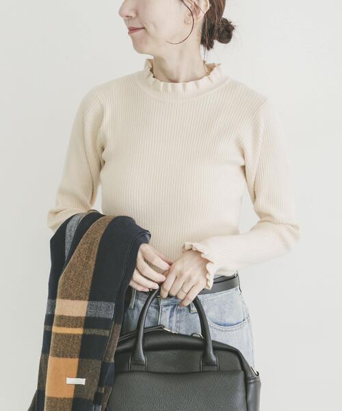 ITEMS URBANRESEARCH（アイテムズ アーバンリサーチ）の「フリルリブニット（ニット/セーター・レディース・モカ/オフホワイト/ブラック・FREE）」の2枚目の写真