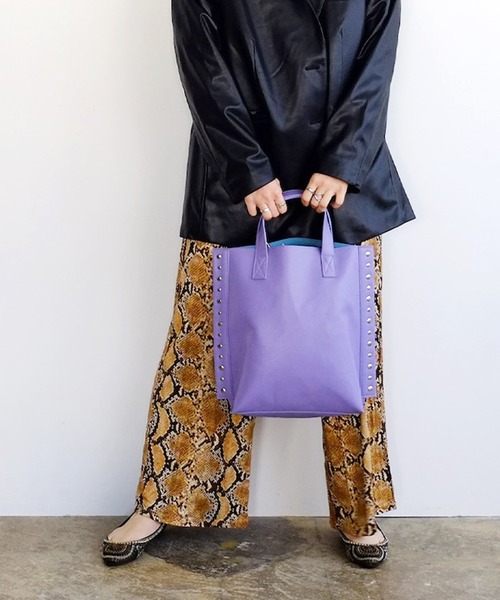 Cheek(チーク)の「rivet 2way tote(トートバッグ・レディース・イエロー/パープル/キャメル/ブラック/シルバー・FREE)」の2枚目の写真