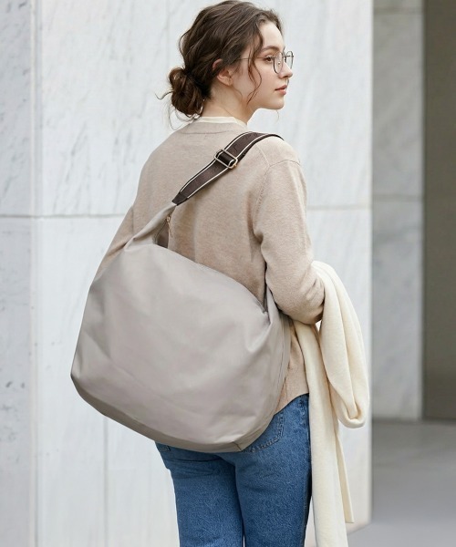 Clelia(クレリア)の「軽量ナイロンショルダーバッグ/Lサイズ(ショルダーバッグ・レディース・ブラック/オリーブ/パープル/ネイビー/サンドグレー・ONE SIZE)」の2枚目の写真