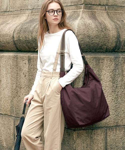 Clelia(クレリア)の「軽量ナイロンショルダーバッグ/Lサイズ(ショルダーバッグ・レディース・ブラック/オリーブ/パープル/ネイビー/サンドグレー・ONE SIZE)」の5枚目の写真