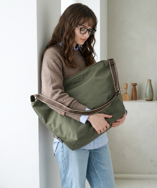 Clelia(クレリア)の「軽量ナイロンショルダーバッグ/Lサイズ(ショルダーバッグ・レディース・ブラック/オリーブ/パープル/ネイビー/サンドグレー・ONE SIZE)」の3枚目の写真