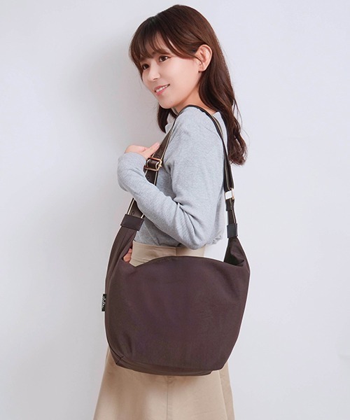 Clelia(クレリア)の「軽量ナイロンショルダーバッグ/Lサイズ(ショルダーバッグ・レディース・ブラック/オリーブ/パープル/ネイビー/サンドグレー・ONE SIZE)」の11枚目の写真