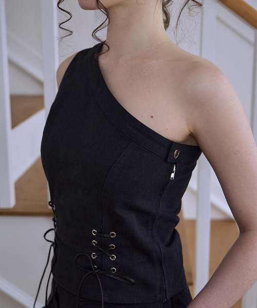 ROSEFRANTZ（ロゼフランツ）の「Unbalance Eyelet Top [Black]（Tシャツ/カットソー・レディース・ブラック・SMALL/MEDIUM）」の2枚目の写真