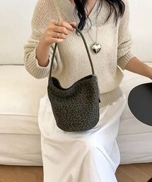 COCOMOMO（ココモモ）の「ヒョウ柄スエードバッグ レオパード スエードバッグ トートバッグ チャーム付き ハンドバッグ スエード調 バッグ バケツ型 軽量（トートバッグ）」