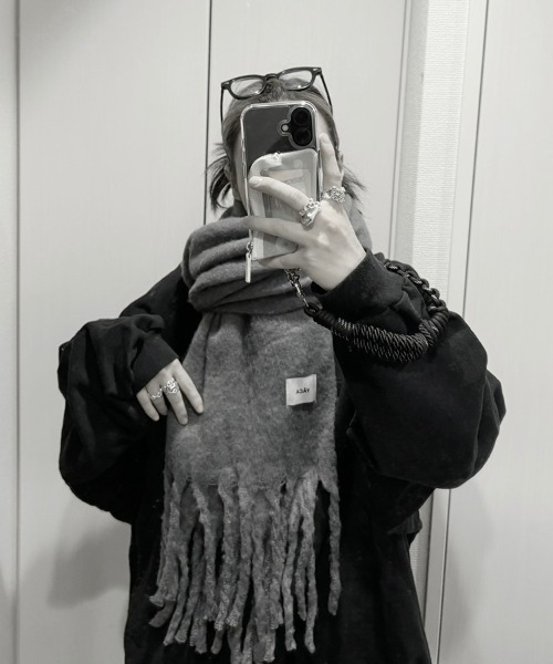 YACA（ヤーカ）の「Volume Muffler/ボリュームマフラー（マフラー・レディース・ブラック/グレー・FREE）」の3枚目の写真