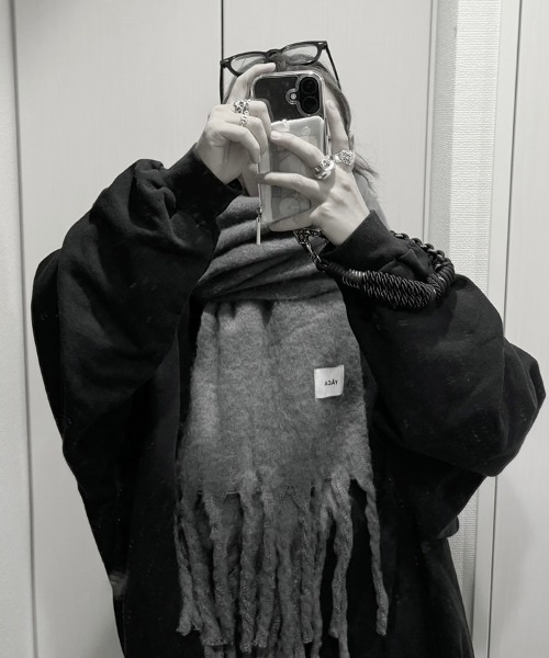 YACA（ヤーカ）の「Volume Muffler/ボリュームマフラー（マフラー・レディース・ブラック/グレー・FREE）」の4枚目の写真