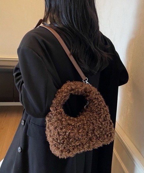 LETee(レティー)の「プードルファーハンドバック(ハンドバッグ・レディース・ホワイト/ブラウン/ベージュ/ブラック/グレー・FREE)」の4枚目の写真