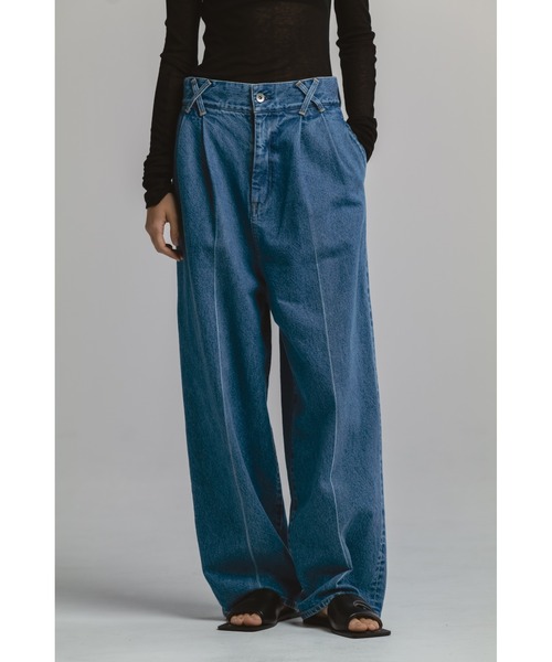 CINOH(チノ)の「2-TUCK CREASED DENIM TROUSERS M.BLUE(デニムパンツ・レディース・ブルー・4/3/2)」の1枚目の写真