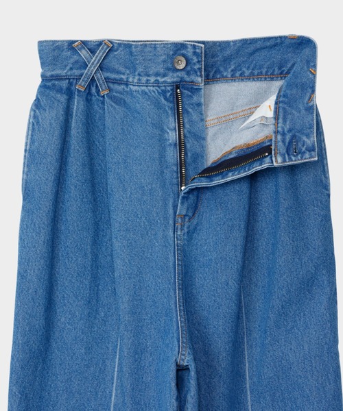 CINOH(チノ)の「2-TUCK CREASED DENIM TROUSERS M.BLUE(デニムパンツ・レディース・ブルー・4/3/2)」の2枚目の写真