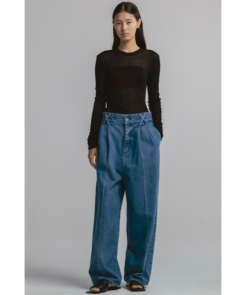 CINOH(チノ)の「2-TUCK CREASED DENIM TROUSERS M.BLUE(デニムパンツ・レディース・ブルー・4/3/2)」の4枚目の写真