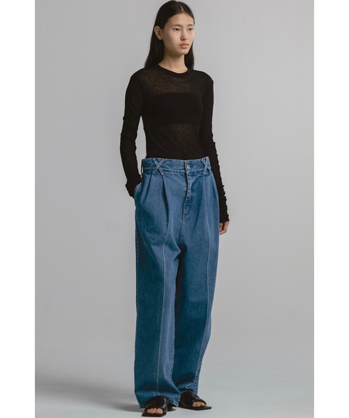 CINOH(チノ)の「2-TUCK CREASED DENIM TROUSERS M.BLUE(デニムパンツ・レディース・ブルー・4/3/2)」の5枚目の写真