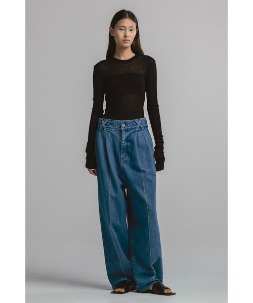 CINOH(チノ)の「2-TUCK CREASED DENIM TROUSERS M.BLUE(デニムパンツ・レディース・ブルー・4/3/2)」の7枚目の写真