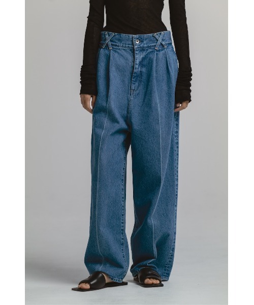 CINOH(チノ)の「2-TUCK CREASED DENIM TROUSERS M.BLUE(デニムパンツ・レディース・ブルー・4/3/2)」の9枚目の写真
