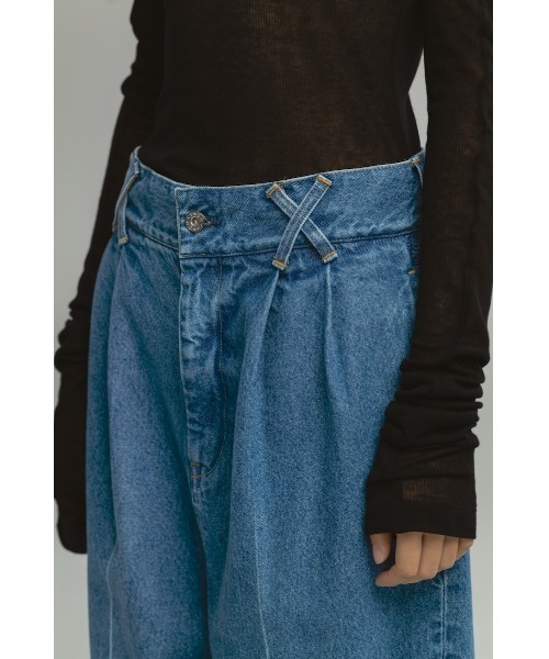CINOH(チノ)の「2-TUCK CREASED DENIM TROUSERS M.BLUE(デニムパンツ・レディース・ブルー・4/3/2)」の10枚目の写真