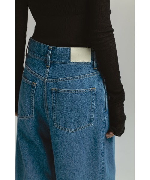 CINOH(チノ)の「2-TUCK CREASED DENIM TROUSERS M.BLUE(デニムパンツ・レディース・ブルー・4/3/2)」の11枚目の写真