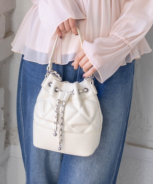 clear（クリア）の「キルティング巾着2WAYバッグ［大人 カジュアル 着回し力抜群］≪新作≫（ハンドバッグ・レディース・アイボリー/ブラック・F）」の2枚目の写真